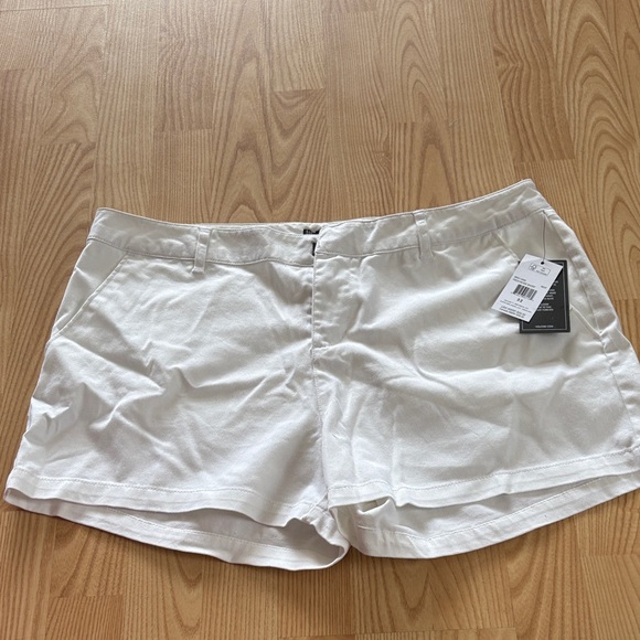 NWT Volcom women’s White Shorts size 32 - Picture 1 of 2